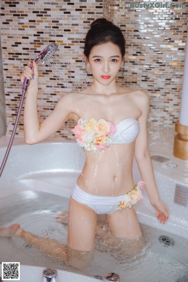 Beautiful YiRan boldly shows off her sexy figure with underwear in a bath (12 pictures) No.00baa7